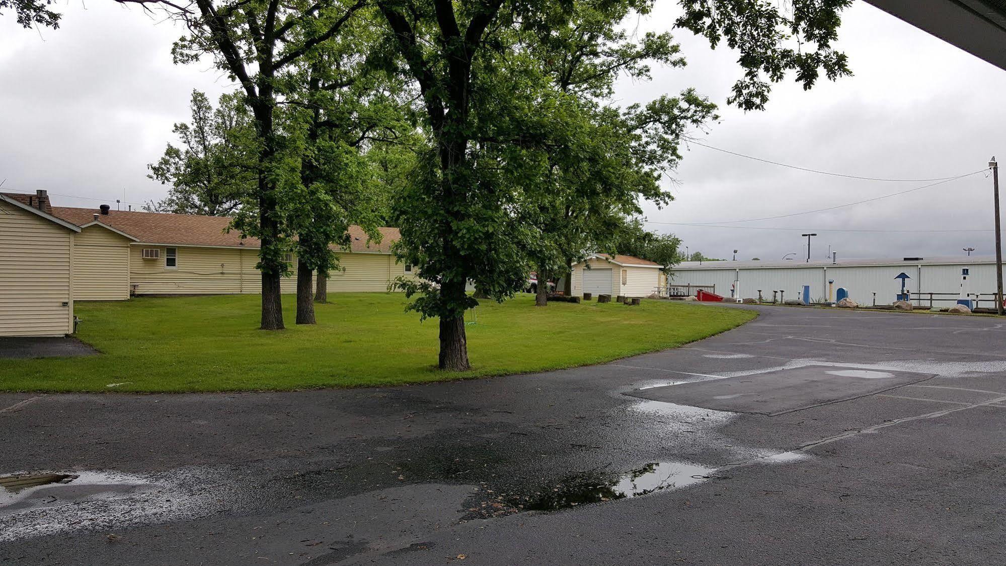 Budget Host Inn Detroit Lakes Extérieur photo